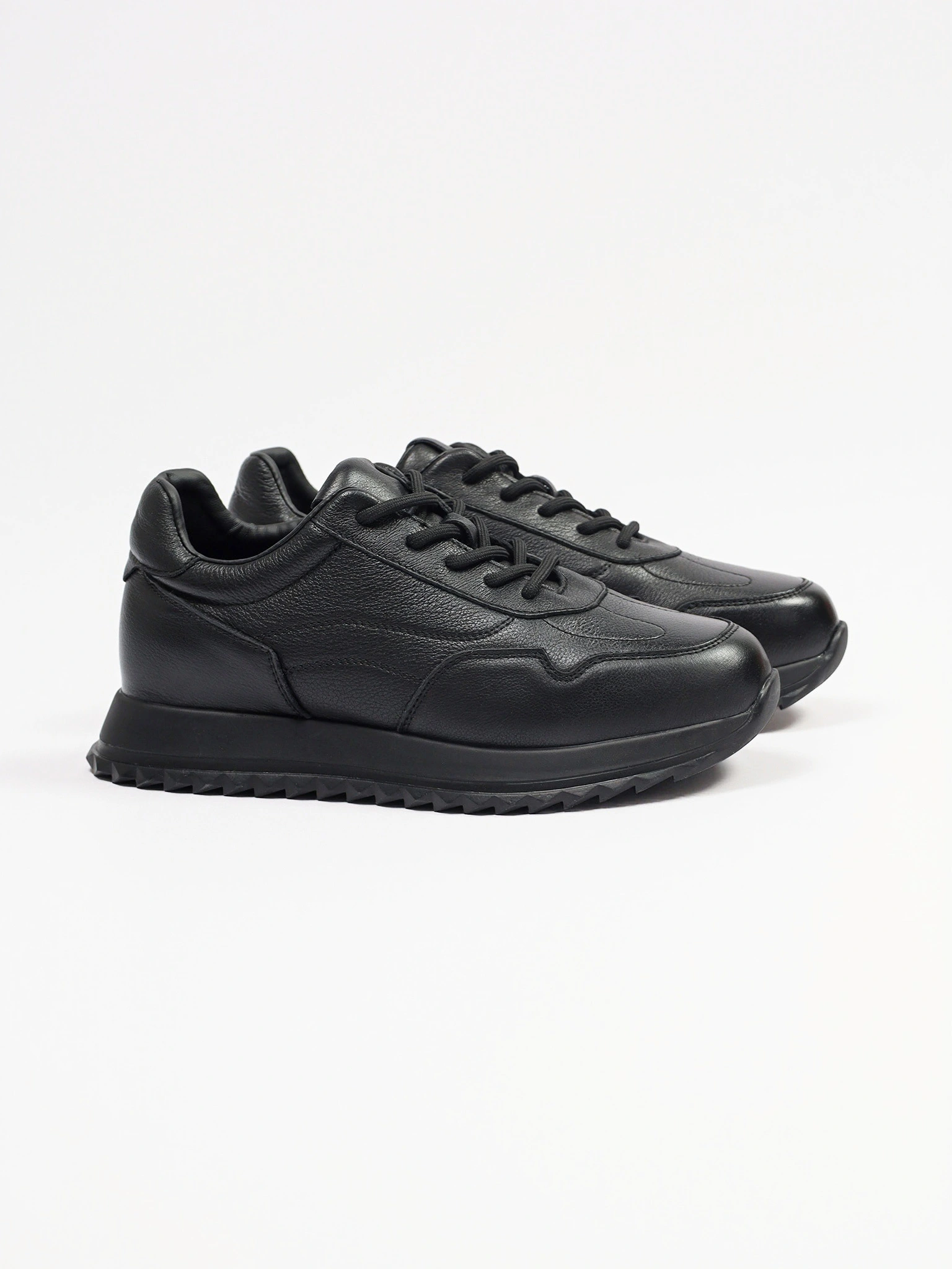 Кроссовки черного цвета на низкой рельефной подошве